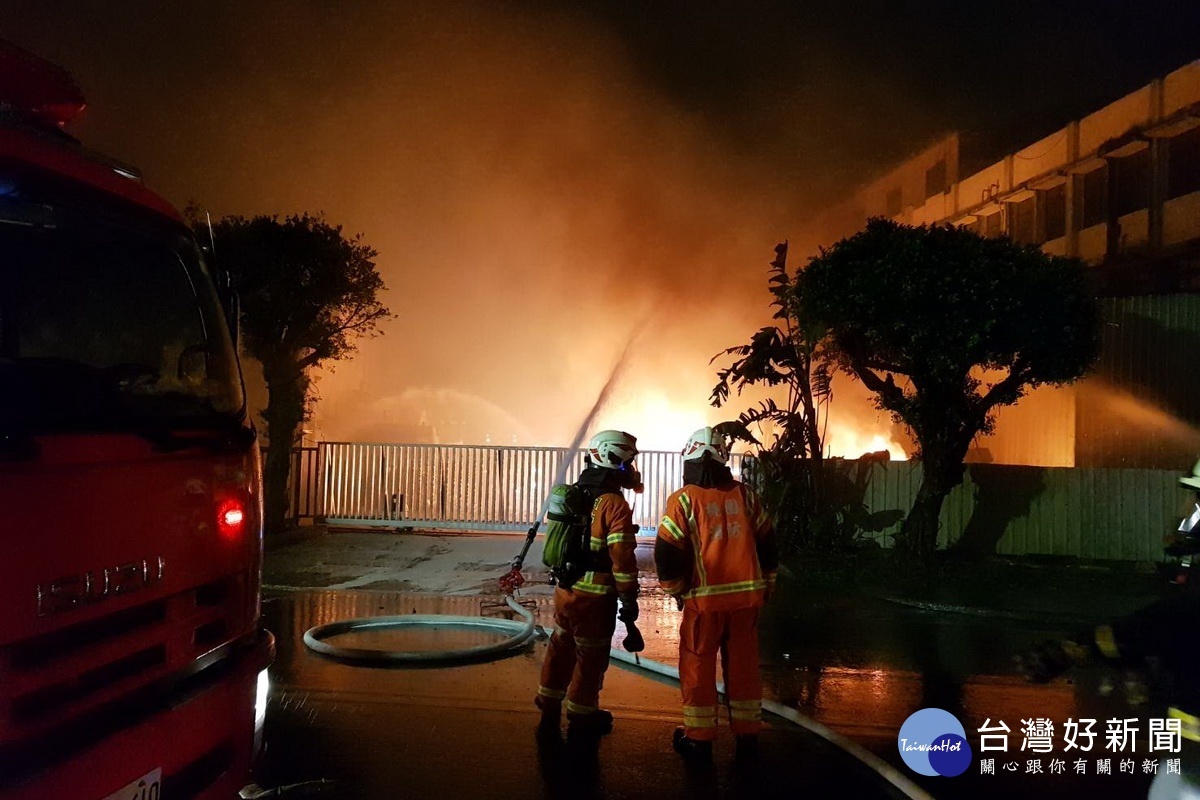 桃園市楊梅幼獅工業區內1家環保公司回收場發生大火，消防人員冒雨戮力灌救。