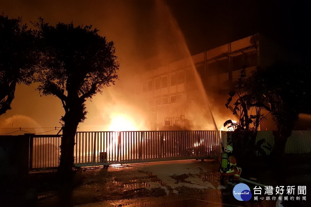 桃園市楊梅幼獅工業區內1家環保公司回收場發生大火，消防人員冒雨戮力灌救。