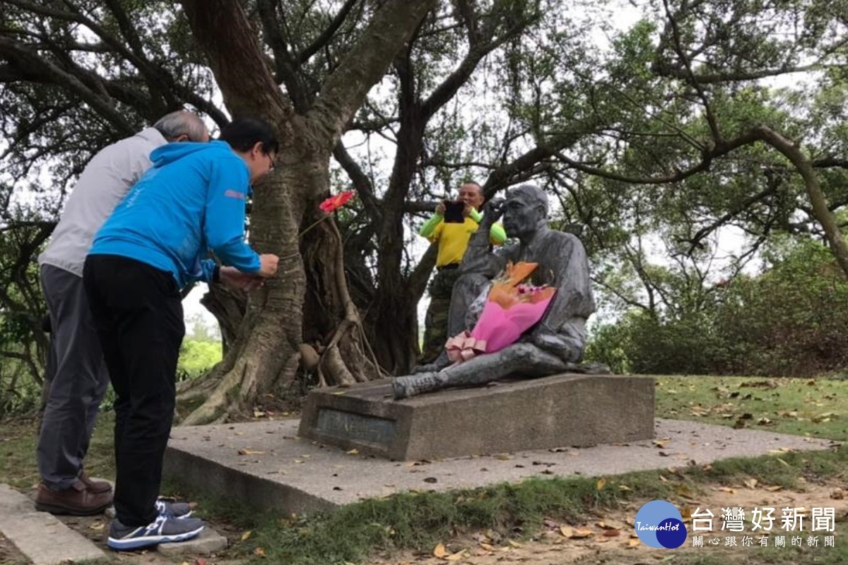李泳龍校長向八田與一銅像獻花致敬。
