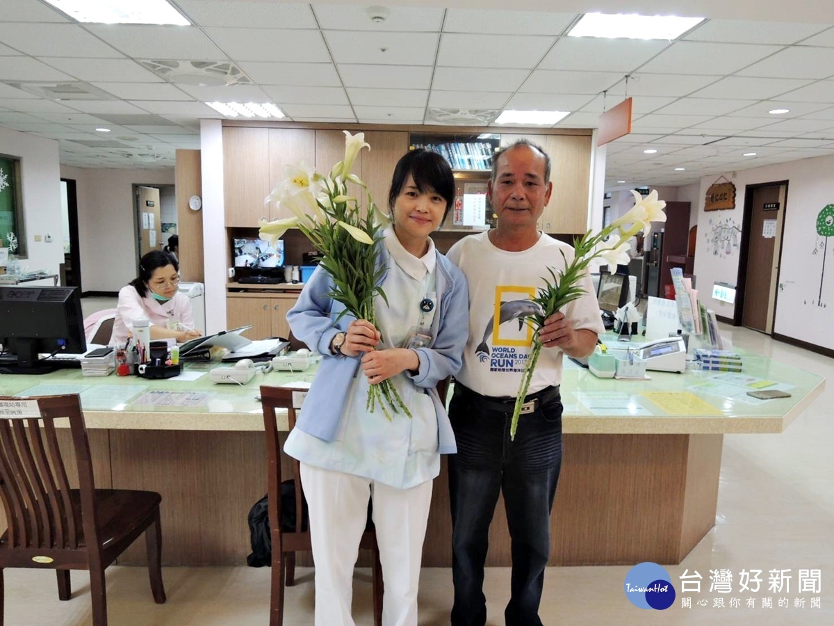 百合花憶慈母濃濃感恩情 北榮桃醫65病房飄香
