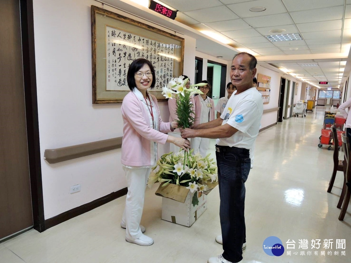 百合花憶慈母濃濃感恩情 北榮桃醫65病房飄香(李萬益贈花予護理部楊芝齡主任)
