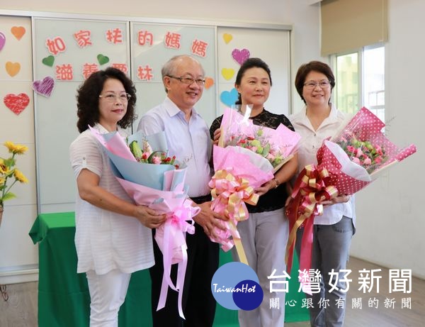 雲林家扶委員程英綢、鍾麗玉與李美惠獲得模範母親及模範婆媳殊榮,主委陳燦勳特以鮮花祝賀偉大的媽媽母親節快樂。(記者陳昭宗拍攝)