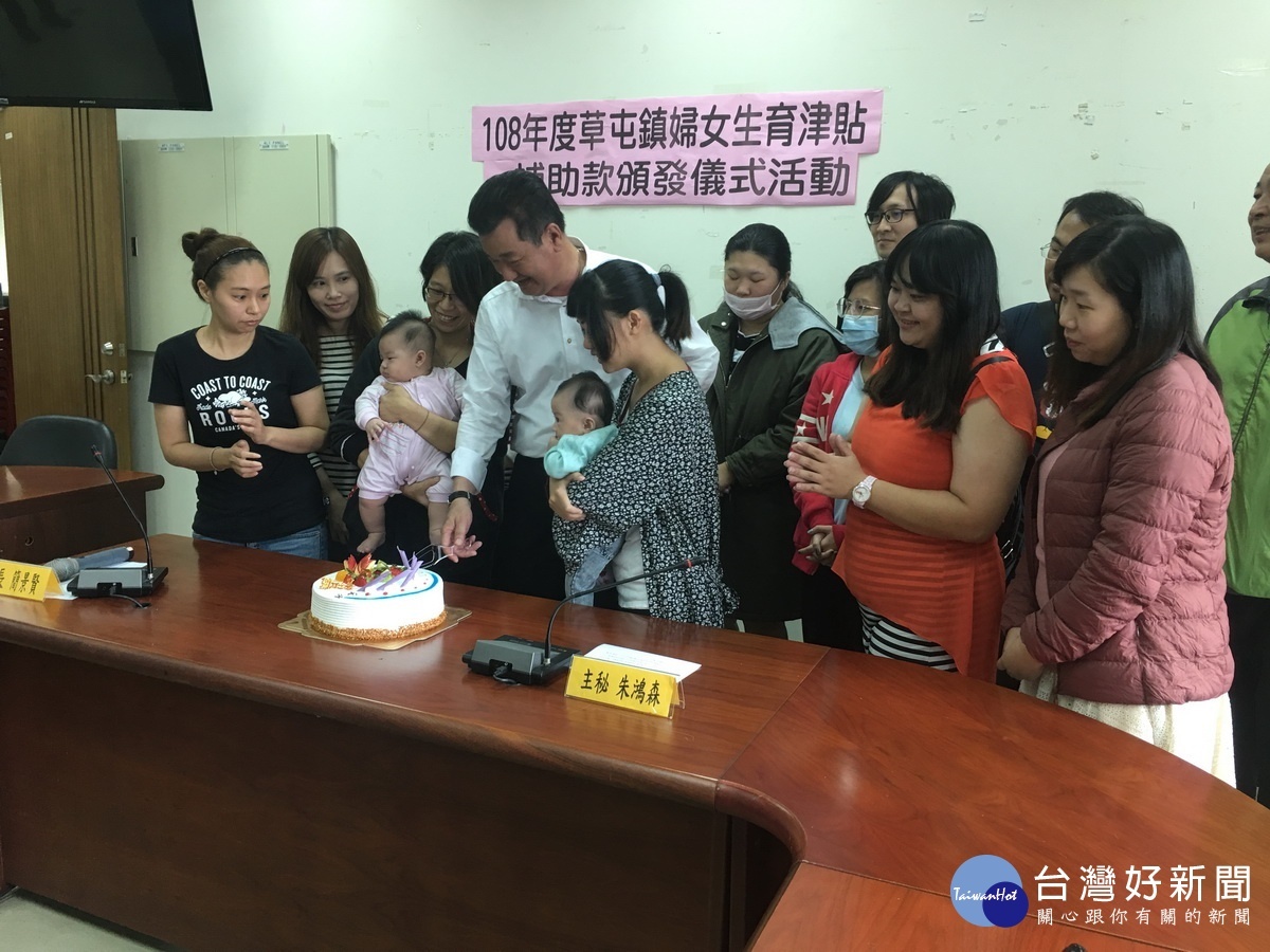 媽媽帶著新生兒與簡鎮長共切彌月蛋糕,分享喜悅。(記者扶小萍攝)