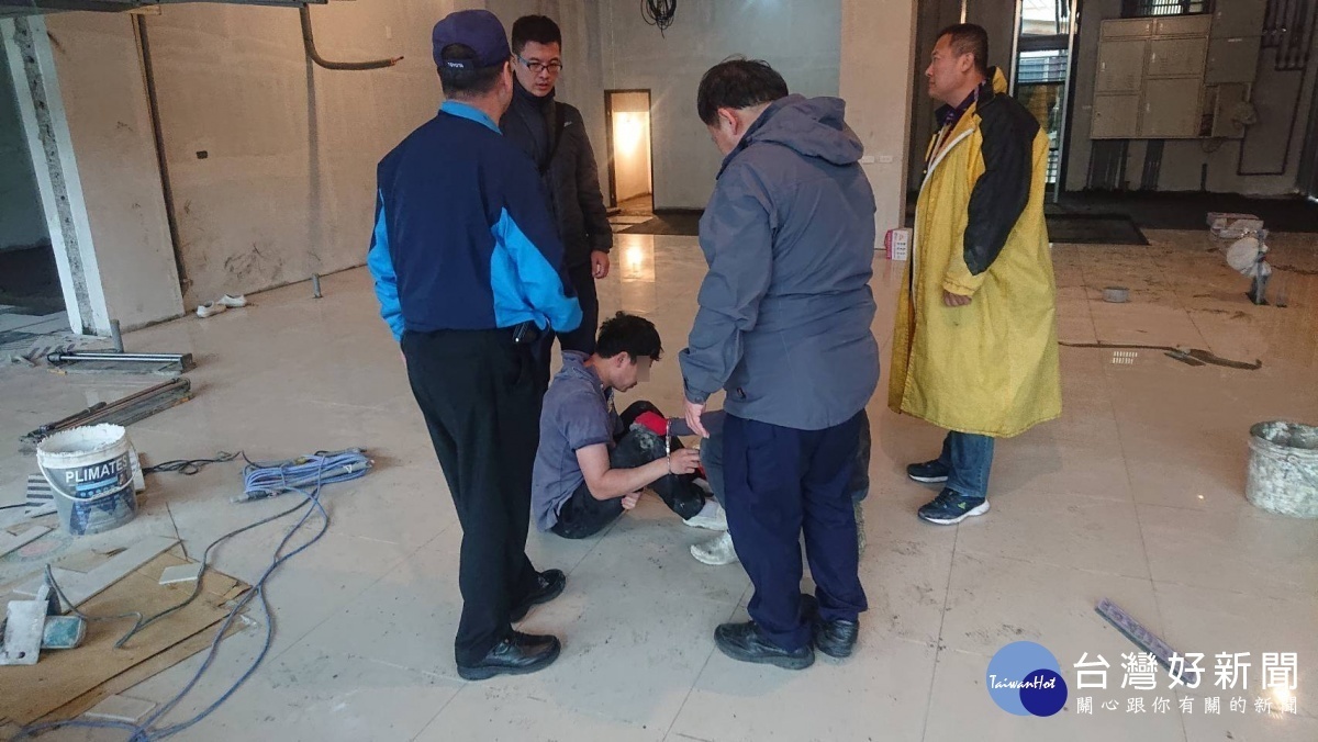 富岡派所長與大坡所長綜合多年來刑事警察辦案經驗,立即指揮同仁至其逃跑路線攔截並順利制服三名逃逸外籍移工。