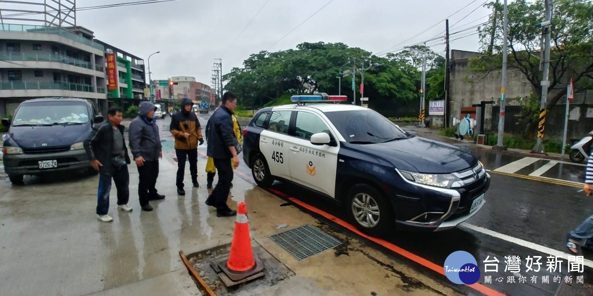 富岡派所長與大坡所長綜合多年來刑事警察辦案經驗,立即指揮同仁至其逃跑路線攔截並順利制服三名逃逸外籍移工。