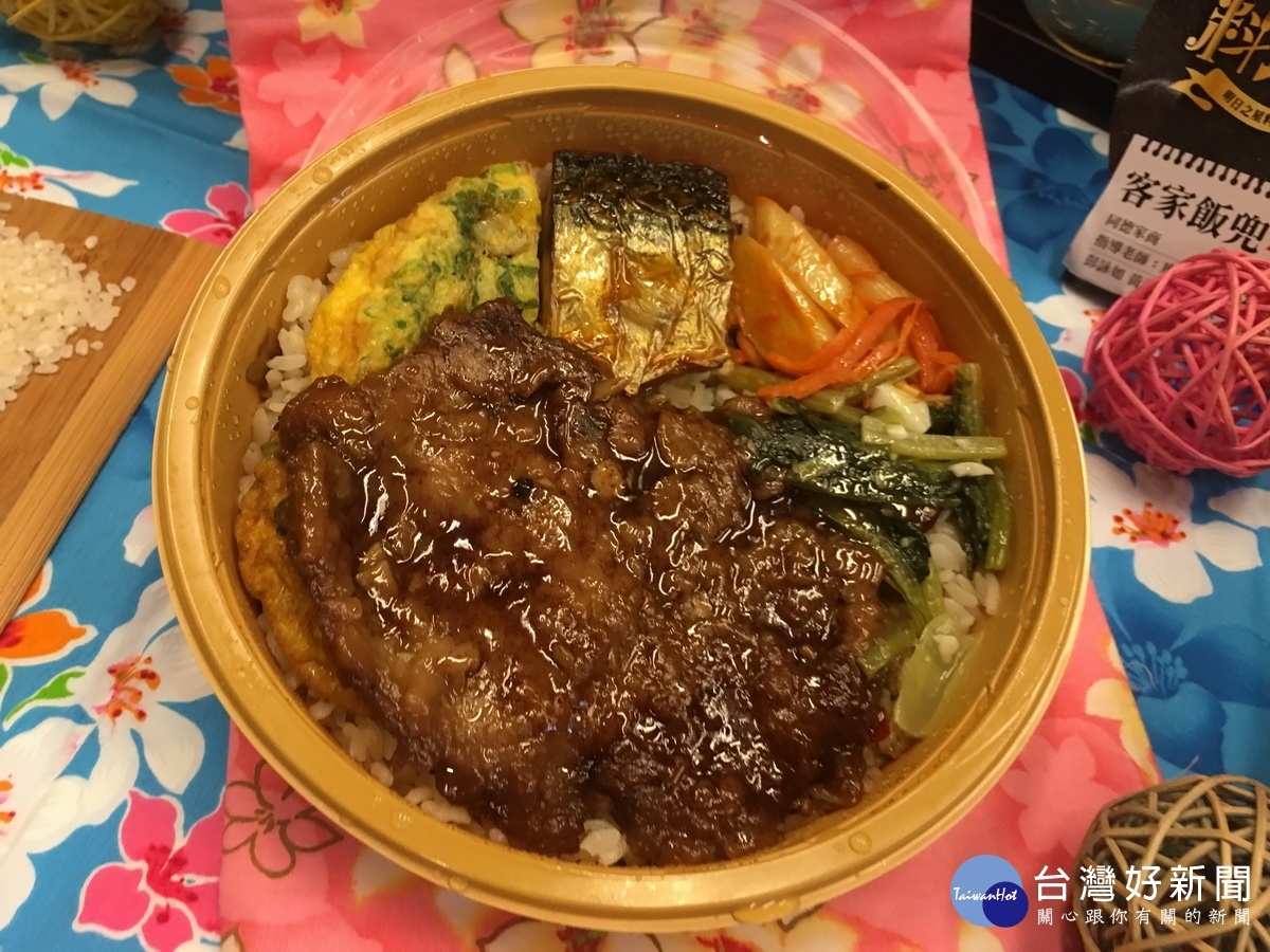 客家飯兜內容豐富健康營養。（記者扶小萍攝）