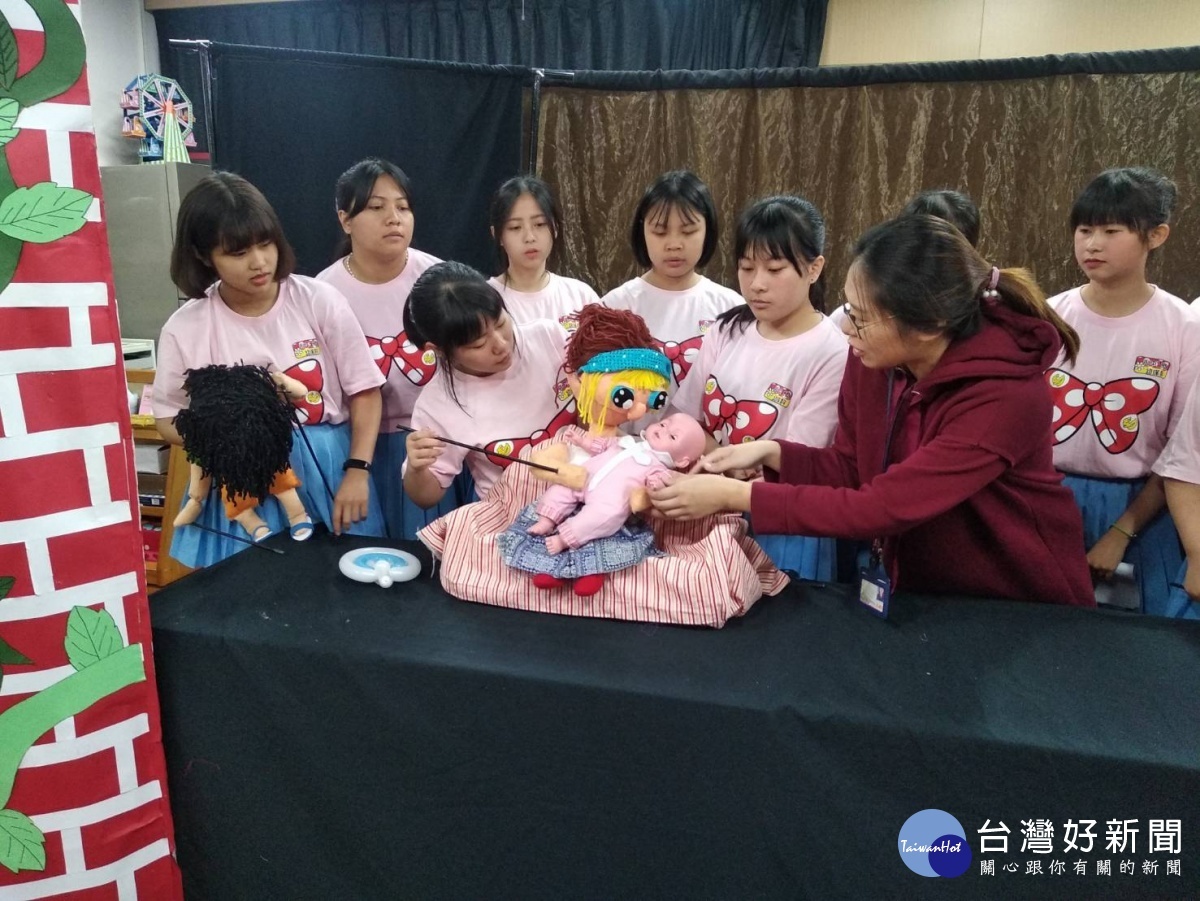 幼保科學生發想以穿越劇思維編導,劇本以「家庭失調」為主軸,同時以「好賭」作引子,探討家庭失調等社會議題。(圖/林鵬程攝)