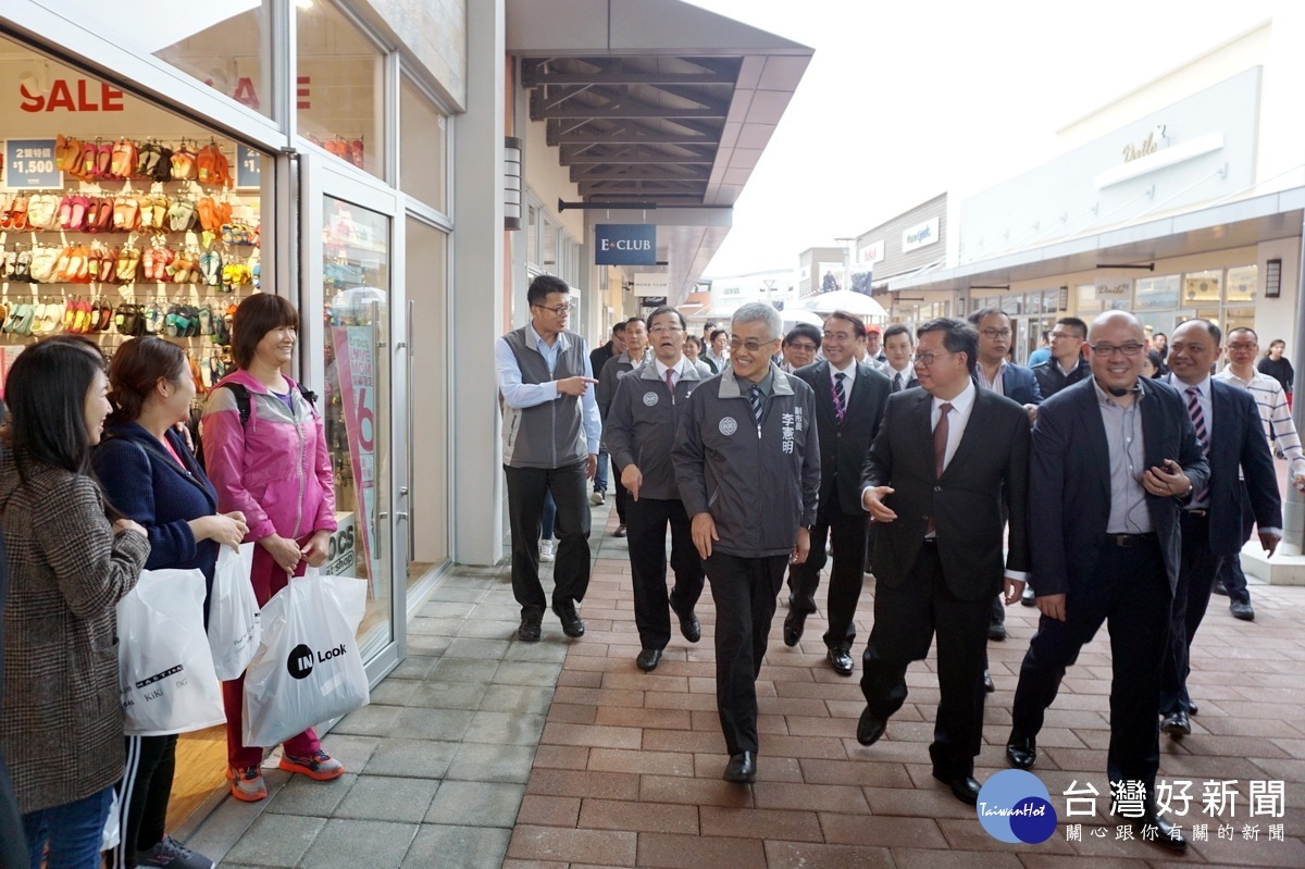 桃園市長鄭文燦在華泰名品城副董長兼執行長陳炯的引導介紹下,參觀華泰名品城的各大知名品牌。