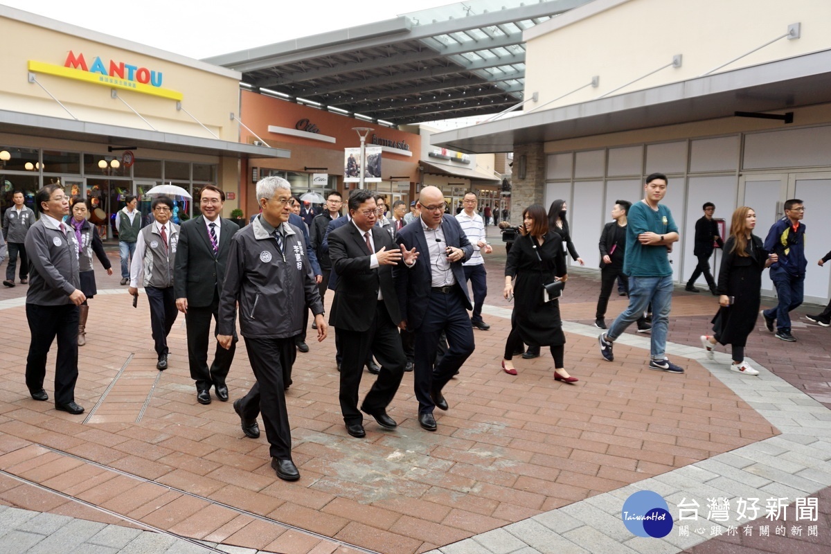 桃園市長鄭文燦在華泰名品城副董長兼執行長陳炯的引導介紹下,參觀華泰名品城的各大知名品牌。