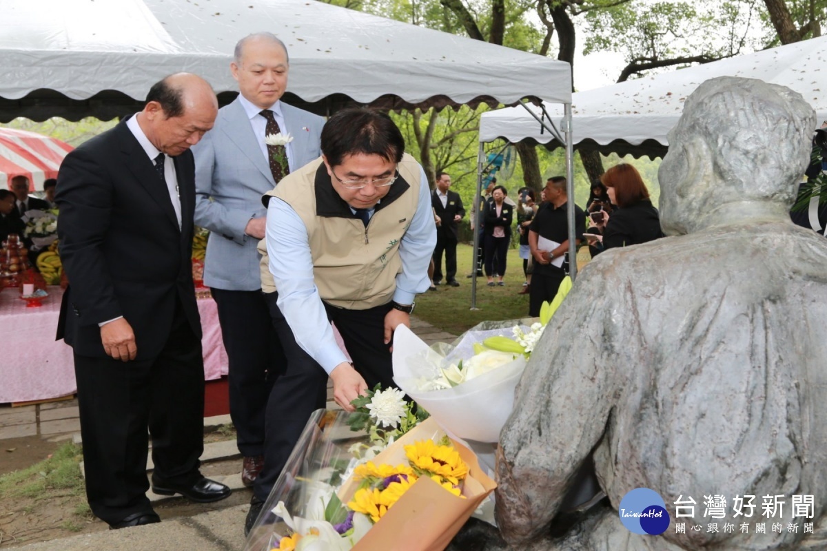 黃偉哲市長獻花致祭。