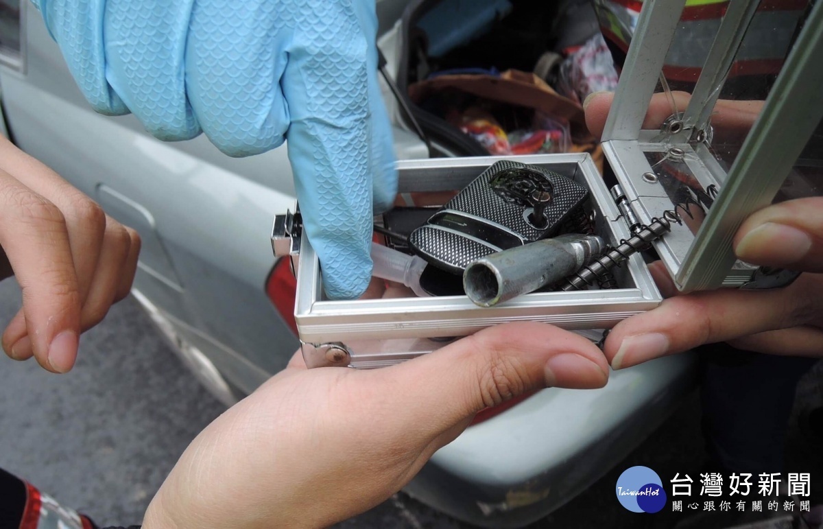 警方處理車禍案件,眼尖追查出毒品通緝犯,在車上查獲改造掌心雷手槍1把、子彈2發,及二級毒品大麻毛重0.97公克