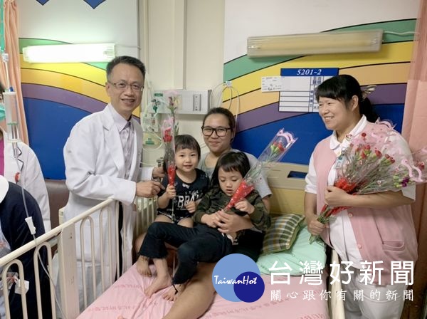 北港媽祖醫院以骨盆底電刺激物理治療等,幫助年長的母親重拾青春的樂活,院長吳錫金等人亦分送康乃馨,祝福偉大的母親們身體健康。(記者陳昭宗拍攝)