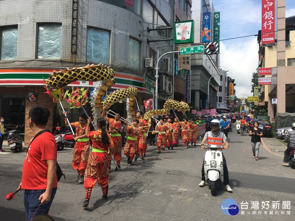 營北國中龍隊於市區舞動，吸引民眾駐足觀賞。（記者扶小萍攝）