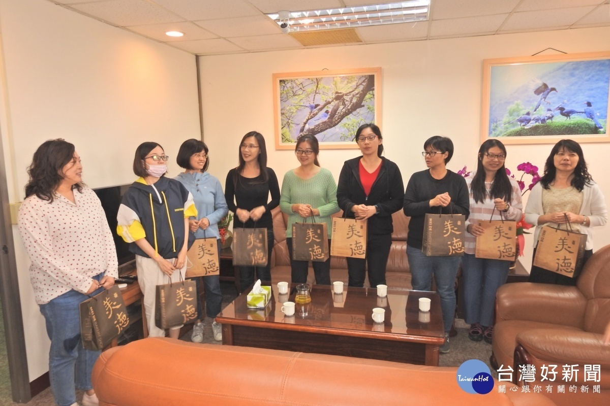 分局長陳錦坤致贈每位女警媽媽精緻蛋糕及美麗的康乃馨,感謝她們在工作崗位上的努力與付出。