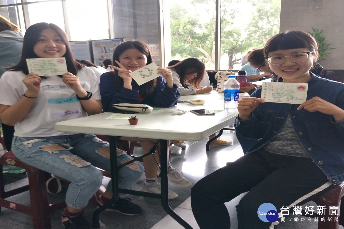 學生書寫祝福卡片。