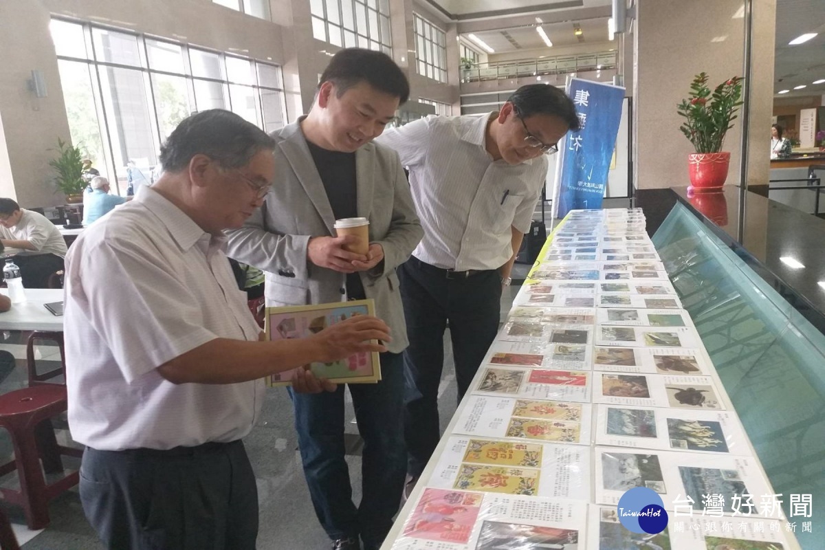 李天祥校長參觀郵展。