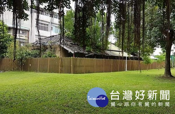 立委蘇治芬邀自來水公司董事長魏明谷現勘北港水道頭園區的日式宿舍,魏董事長允諾留下建物,亦建議文化部、地方政府共同合作活化。(記者陳昭宗拍攝)