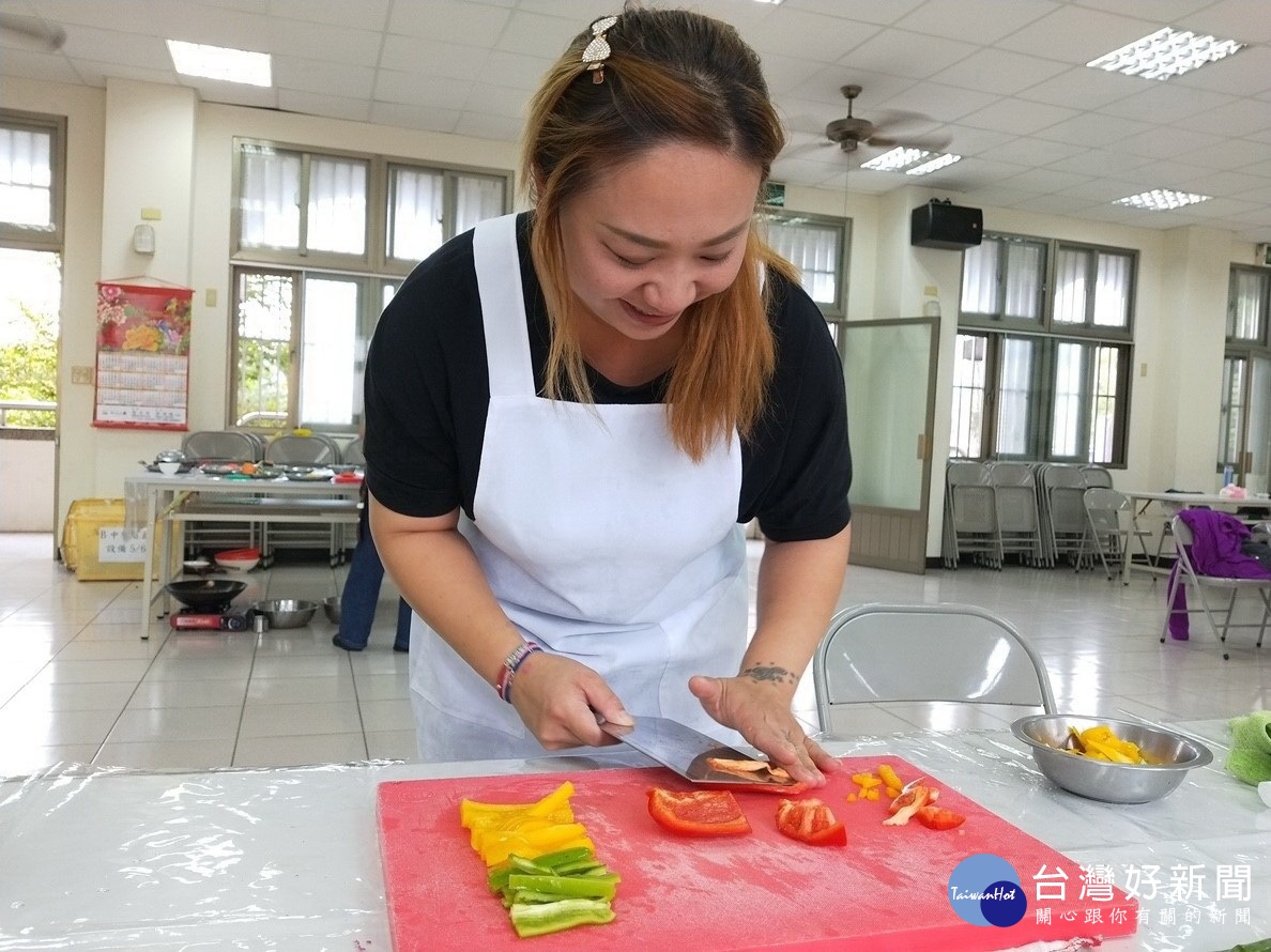 學員陳筱靜想多學習一些餐飲技能以及規畫考取中餐丙級證照,很用心學習相關課程。