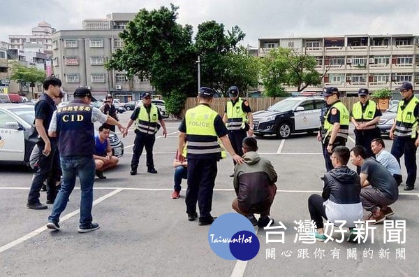北港警分局為展現線上警網靈活調度、快速集結優勢警力及控制現場狀況之實力,無預警實施「快打部隊」演練,場面逼真。(記者陳昭宗翻攝)