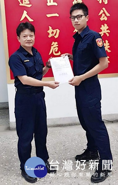 水林所長陳智偉、警員林資皓等認真盤查可疑人車、打擊不法,分局長王立德立即公開表揚頒發禮券慰勉辛勞,鼓舞基層士氣。(記者陳昭宗拍攝)