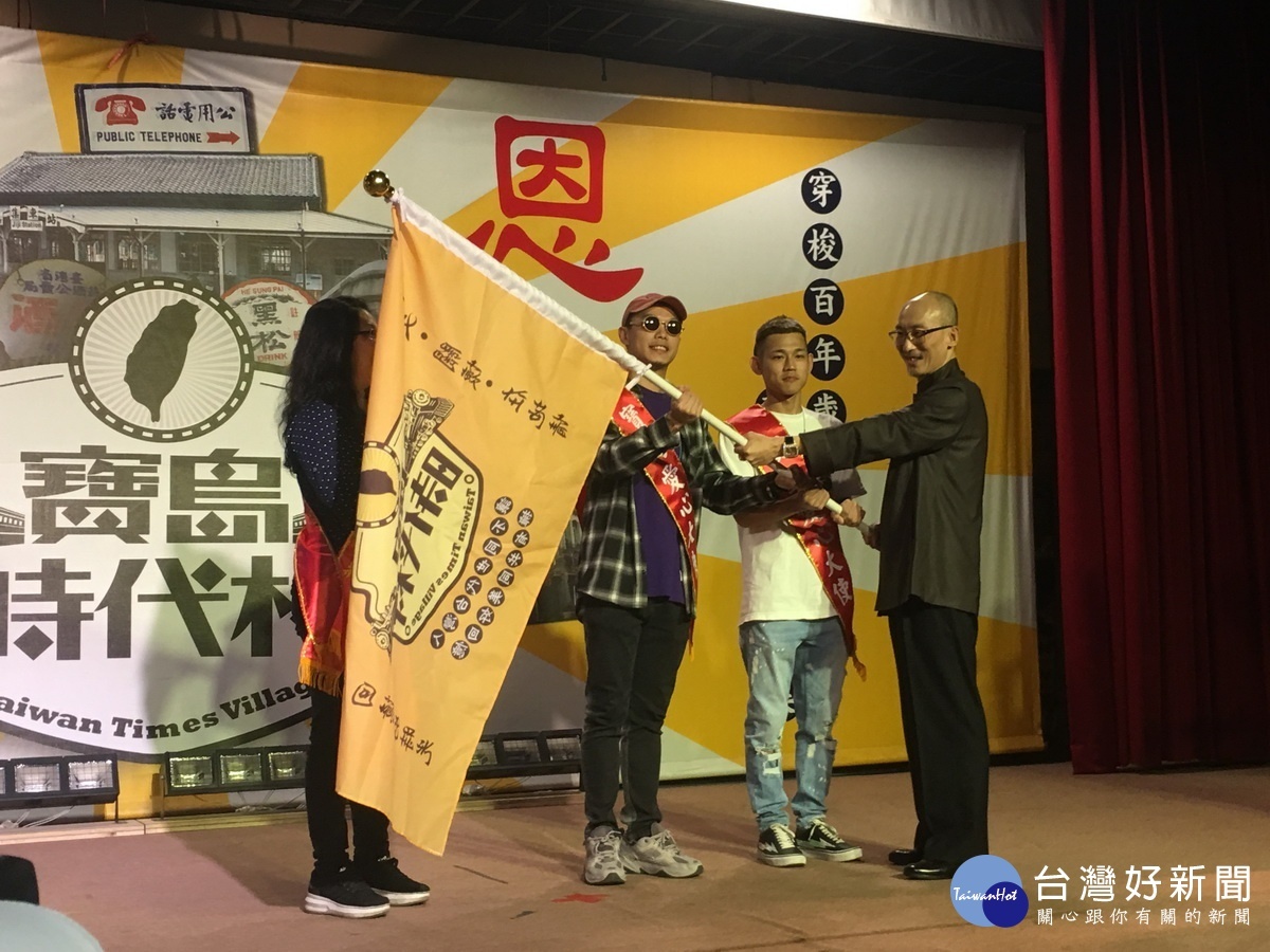 江欽良為草屯囝仔愛心大使授旗。(記者扶小萍攝)
