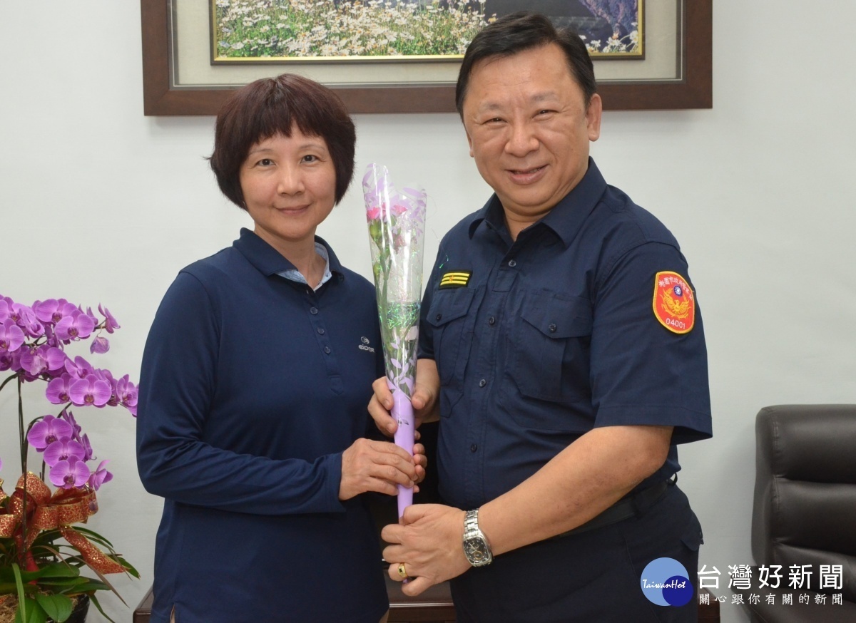 分局長劉印宮特別致贈康乃馨給分局所有身兼母職的女性同仁及婦女志工。