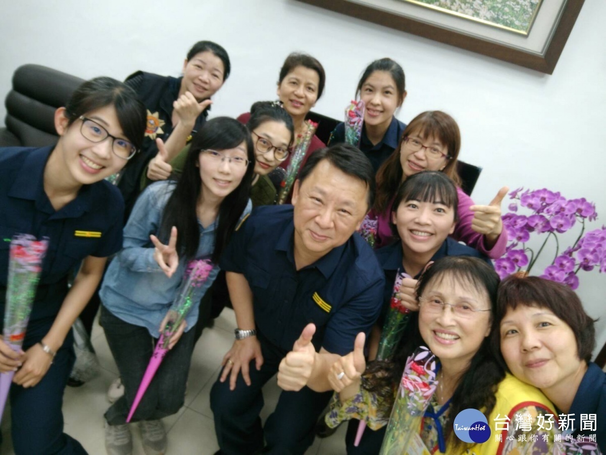 分局長劉印宮特別致贈康乃馨給分局所有身兼母職的女性同仁及婦女志工。