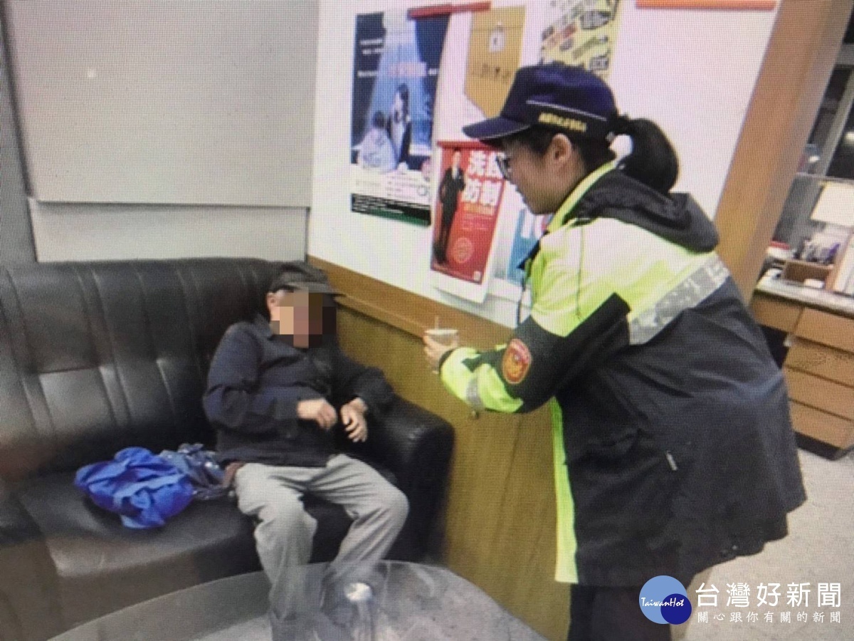老翁腳疾快車道上無法行走,八德警深夜中解因並協助並能協助順利返家順利返家。