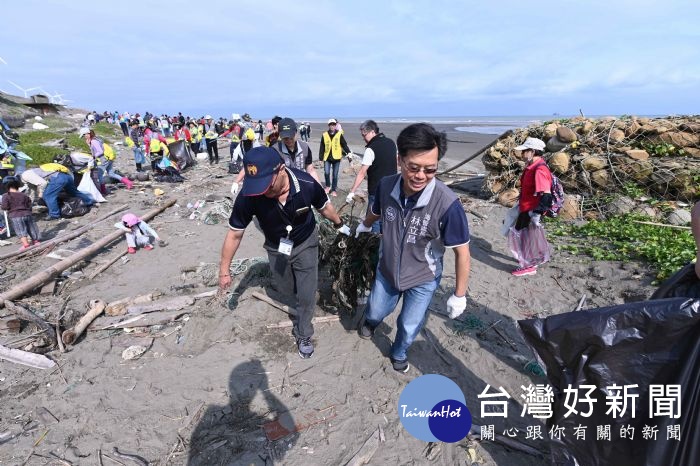 桃園富林溪200人淨灘,給水鳥美麗的海岸。
