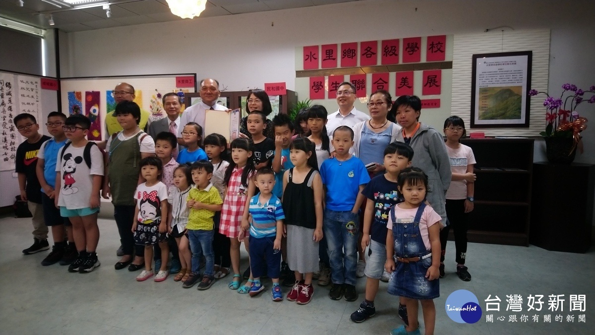 參展小朋友及家長熱情參加美展茶會,場面熱烈。〈記者吳素珍攝〉