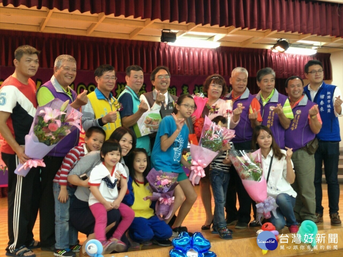 蘆竹區公所慶祝母親節 表揚模範41位母親