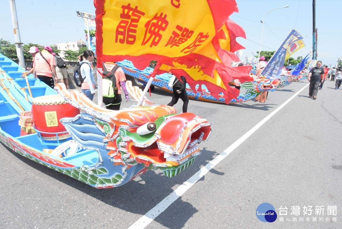 2019鹿港慶端陽龍舟點睛儀式的龍舟,有5艘新龍舟由企業團體捐贈。
