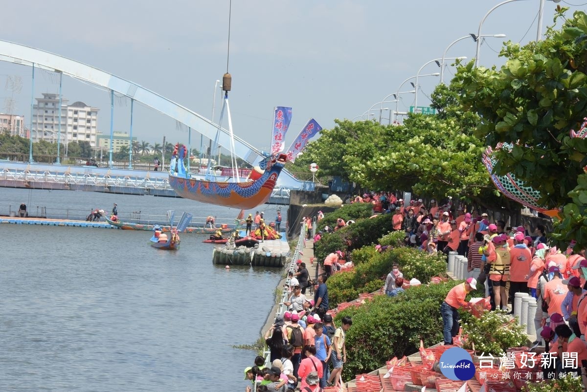 2019鹿港慶端陽，龍舟下水儀式。