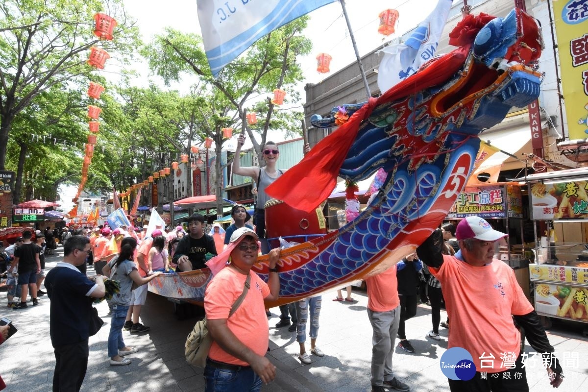 龍王祭的龍舟隊伍踩街。