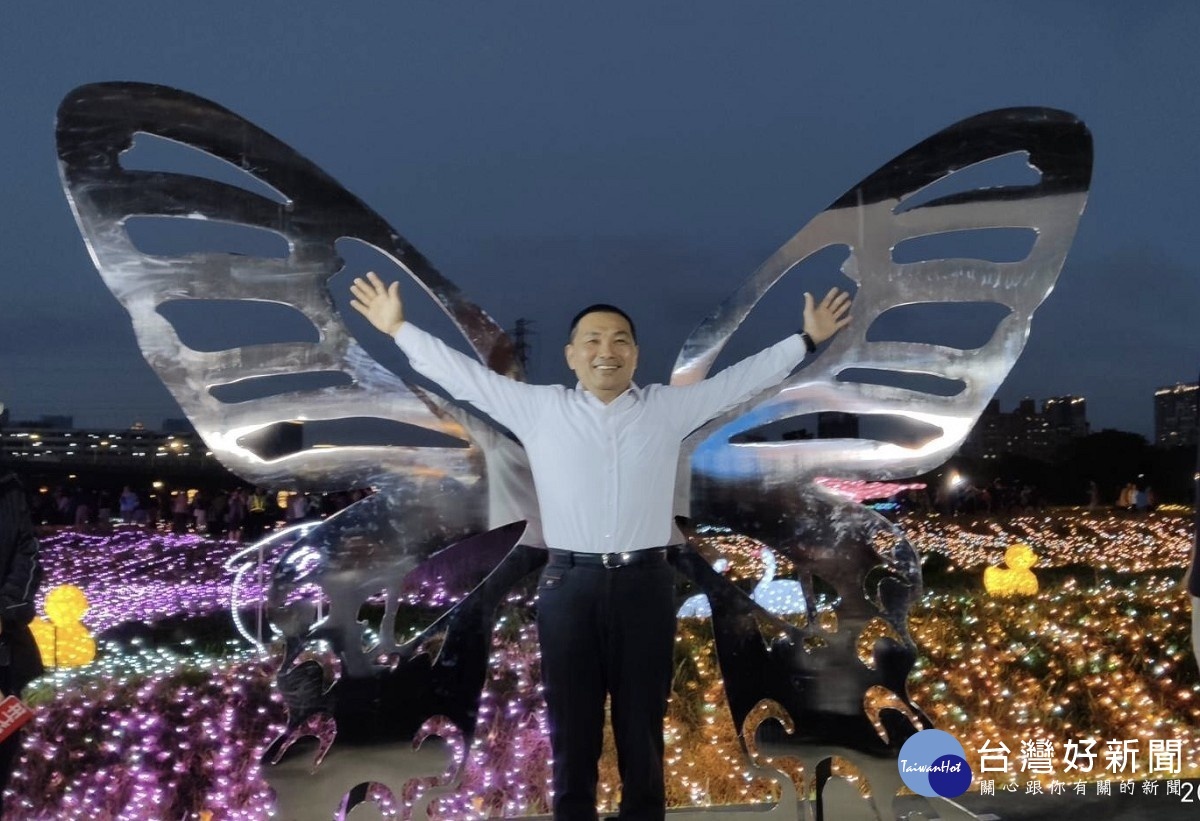 市長侯友宜11日晚間到蝴蝶公園與民眾同樂,除了親手製作蝴蝶造型的雞蛋糕發送予民眾外,更準備康乃馨花束給媽媽們,祝福大家母親節快樂 。(圖/記者黃村杉攝)