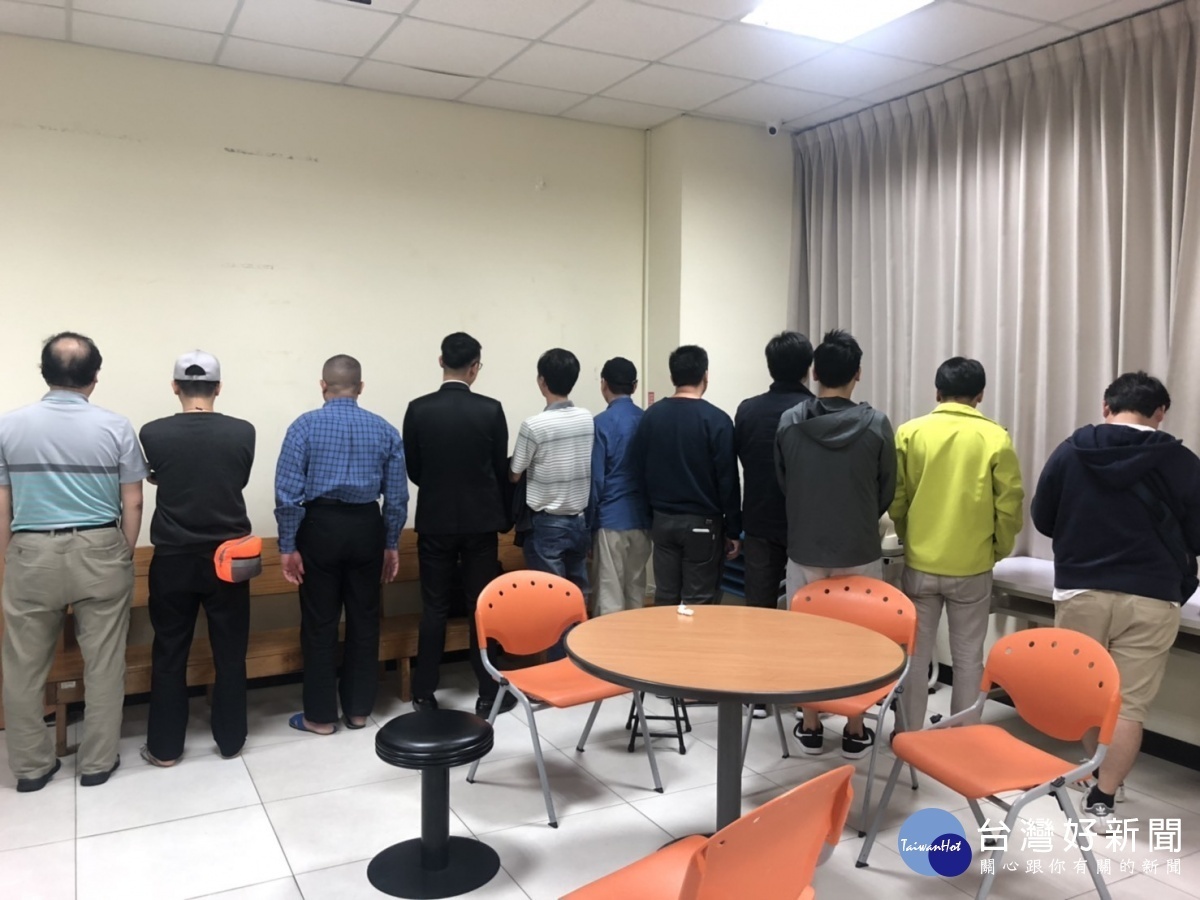 中壢警分局於知名夜市內,查獲攤商店名標榜「以小搏大德州撲克」,公然在公共場合攬客聚賭。