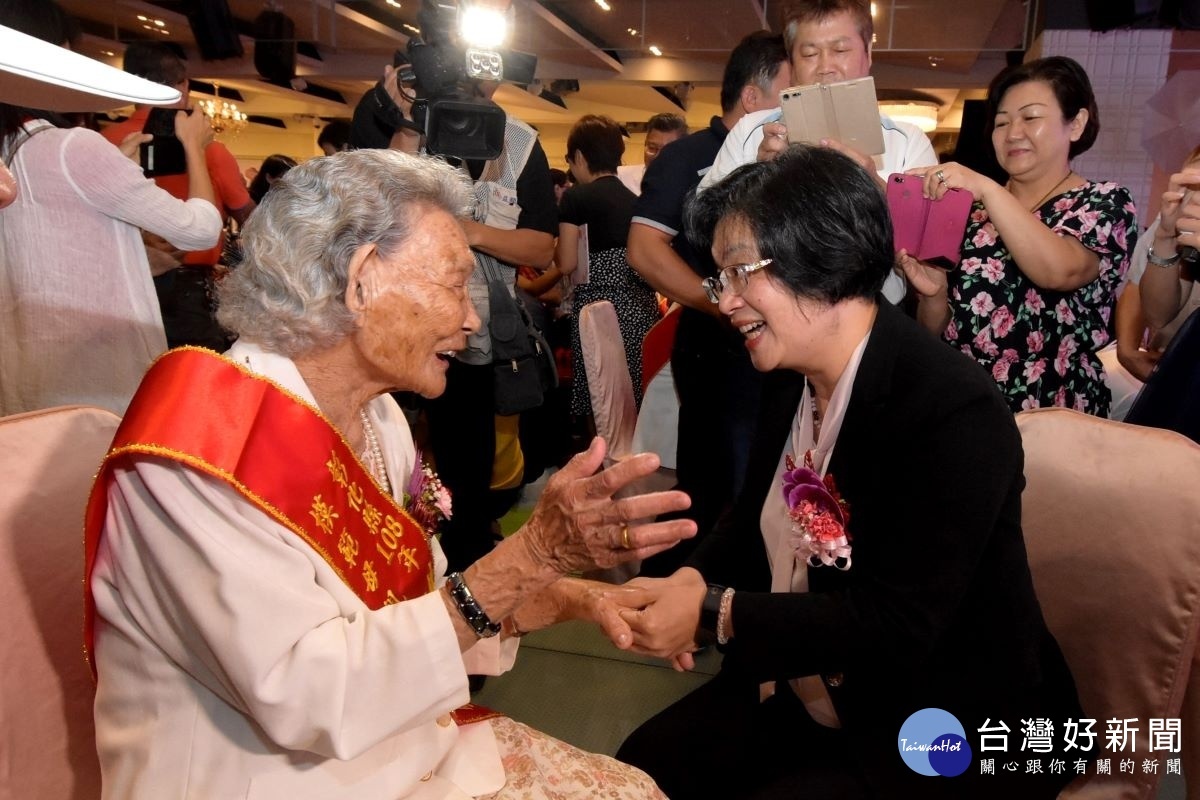 母親節模範母親表揚大會-上，縣長王惠美為模範媽媽擦擦護手霜。