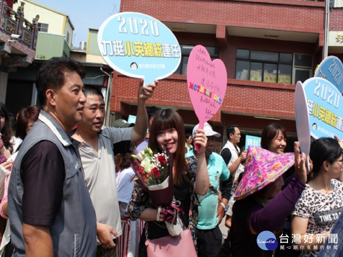 蔡英文南下彰化與民過母親節 鐵粉舉牌專程相挺送暖
