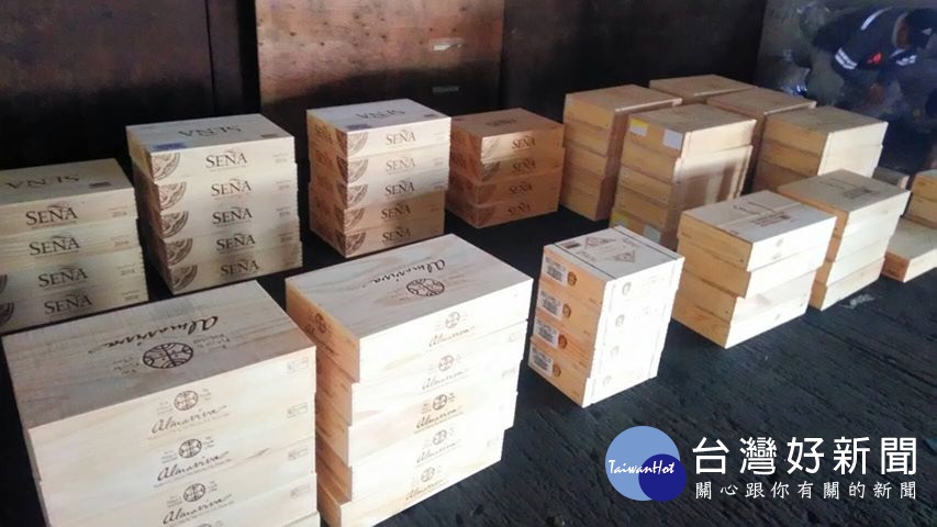 關務署高雄關9日破獲高價紅酒走私案,在高雄港42號碼頭查獲有心人利用轉口貨櫃走私法國一級酒莊葡萄酒1批,總計996瓶,初估市價逾新台幣400萬元。(圖/財政部關務署高雄關)