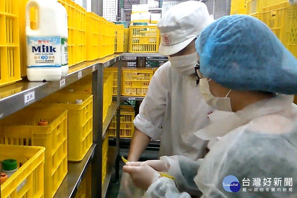 桃園市政府衛生局人員於義美南崁廠抽取同產線留樣產品攜回檢驗。