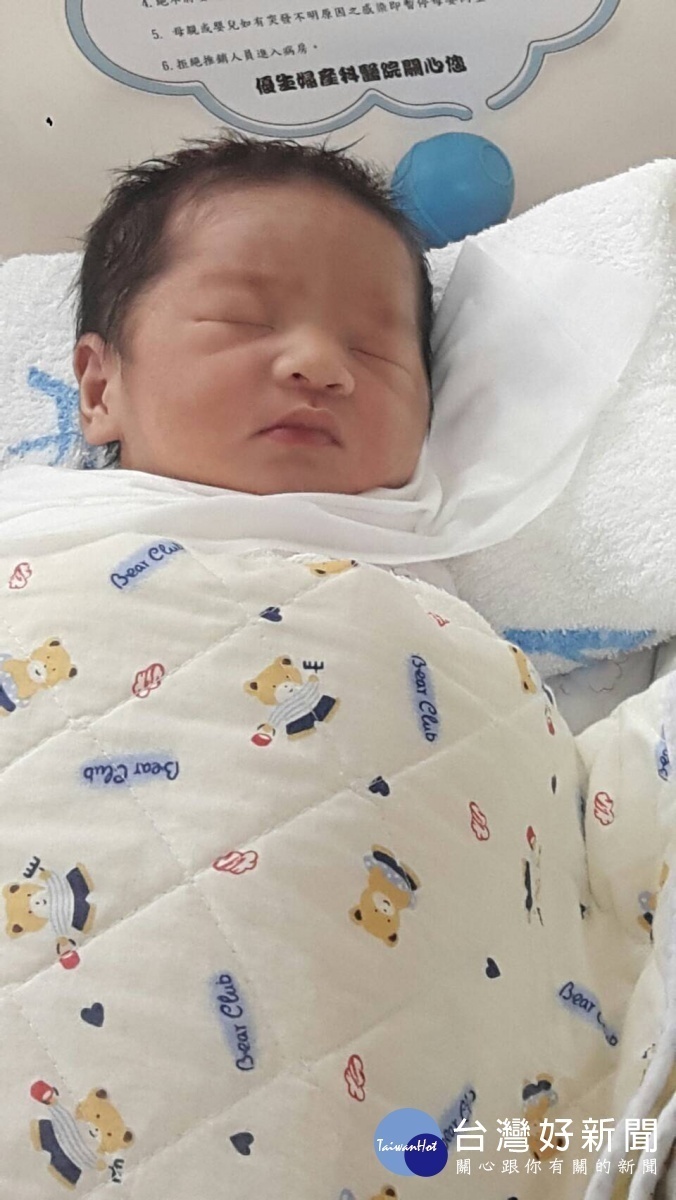 洪先生兩個小孩出生日期都相同(圖/高雄市鳳山區第二戶政事務所提供)