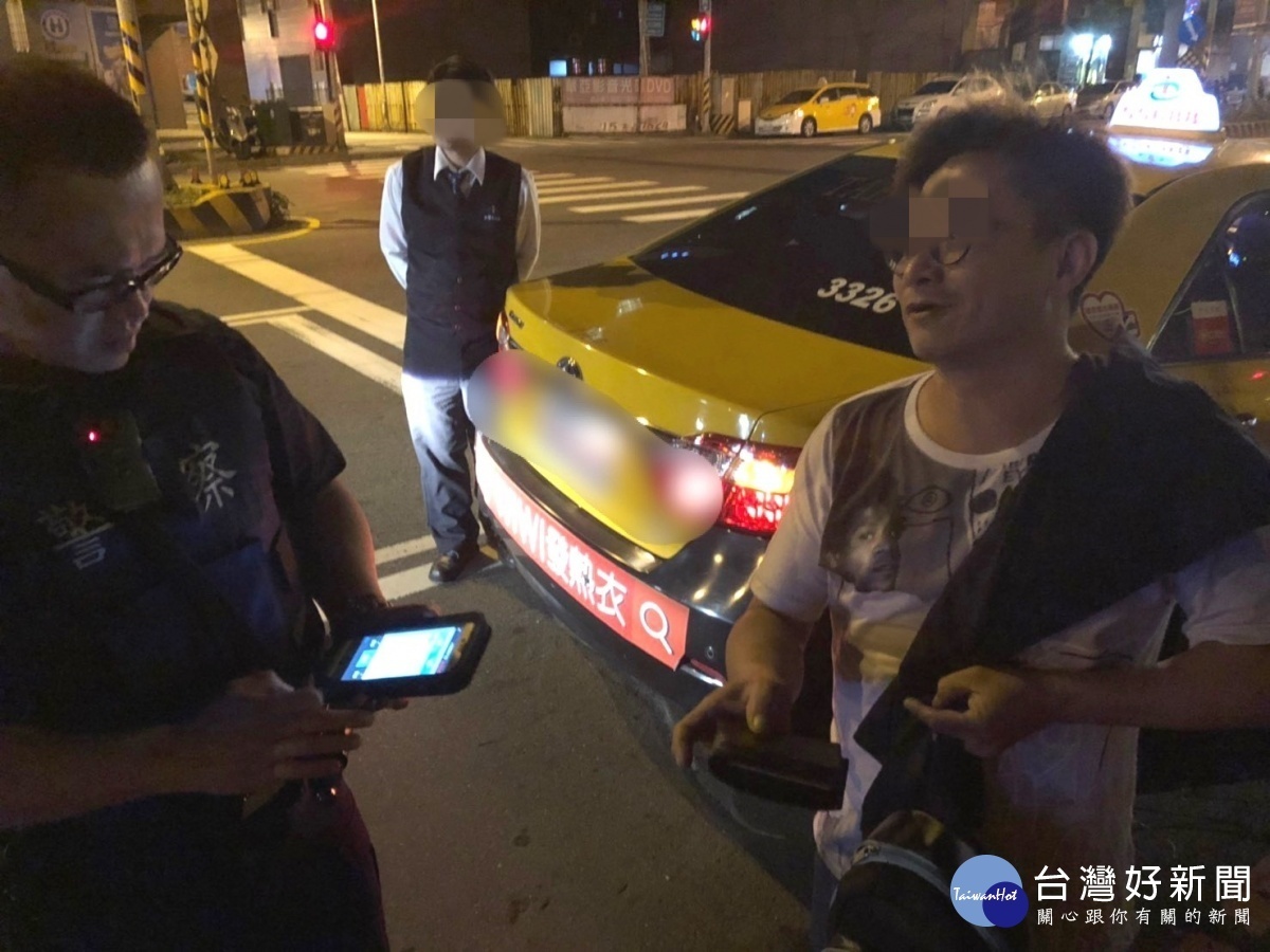 賴男確認錢包內所有物品皆無遺失,向派出所警員表示感謝及時找回錢包。