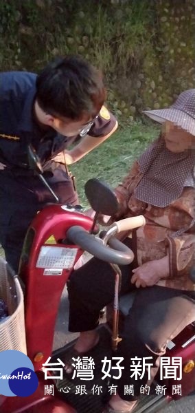 北港所警員歐全裕適時給予迷途的老婦人伸出援手,並協助聯繫家屬平安送返家中,熱心為民服務深獲讚揚及肯定。(記者陳昭宗拍攝)
