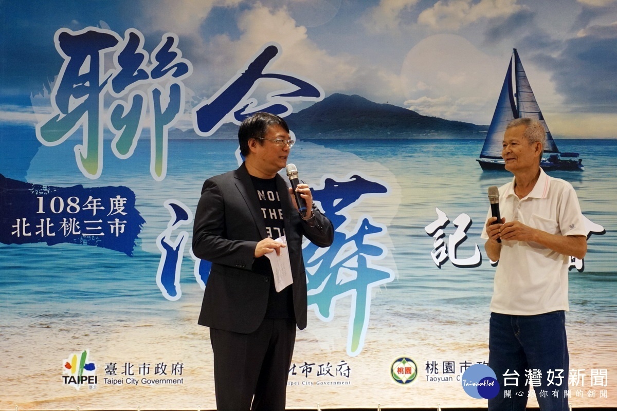 新北市黃姓市民(右)在108年北北桃三市聯合海葬記者會中,述說他為三代祖先選擇海葬的心路歷程。