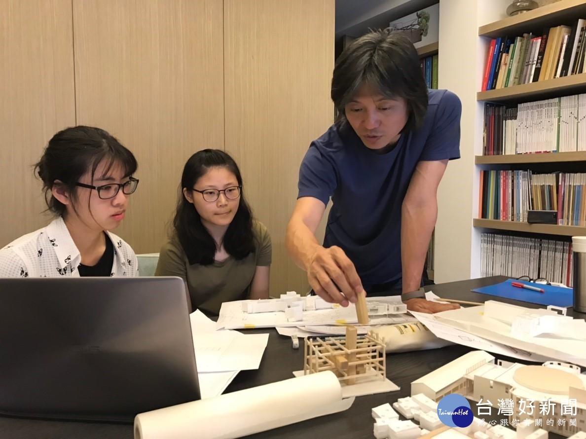 中原室設學生為使畢業設計作品更臻完善,不斷向老師請益及討論。