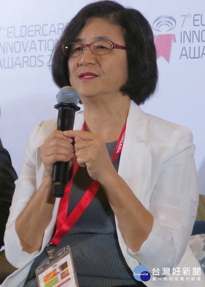 新北市衛生局長陳潤秋受邀參加新加坡亞太高齡創新論壇,分享新北市「安居樂業」的銀光創新政策 。(圖/衛生局提供)