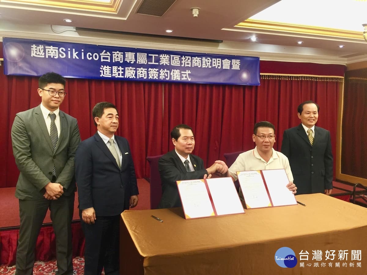 招商活動中,由DDK董事長蔡文瑞(左三)與進駐投資廠商哈囉科技公司代表(右二),簽約,海王集團董事長黃成鐘(左二)等人一起見證。(圖/記者王丰和攝)