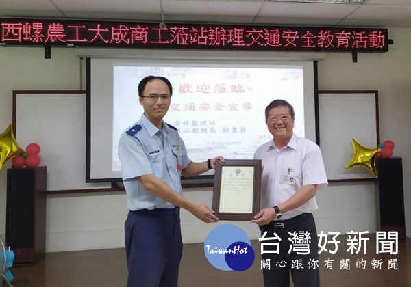 雲林監理站設置大客車及機車路考場作為自行車安全體驗區,讓學生透過現場解說,建立正確交通安全觀念,避免危險事故發生。(記者陳昭宗拍攝)