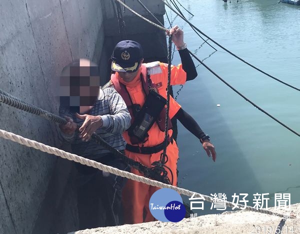 漁民港區失足落水　海巡聞聲即時救援 台灣好新聞 第3張