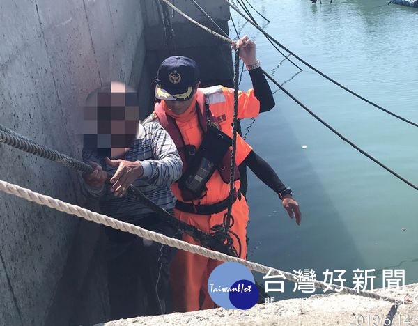 第四岸巡隊三條崙安檢所人員於港區執行安檢勤務時,聽見有民眾呼求聲,隨即趕赴發現漁民落海,成功將其救援上岸。(記者陳昭宗翻攝)